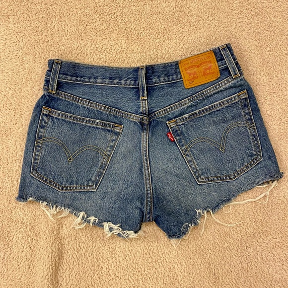 Levi’s 501 Shorts - Size 26 - Picture 2 of 3